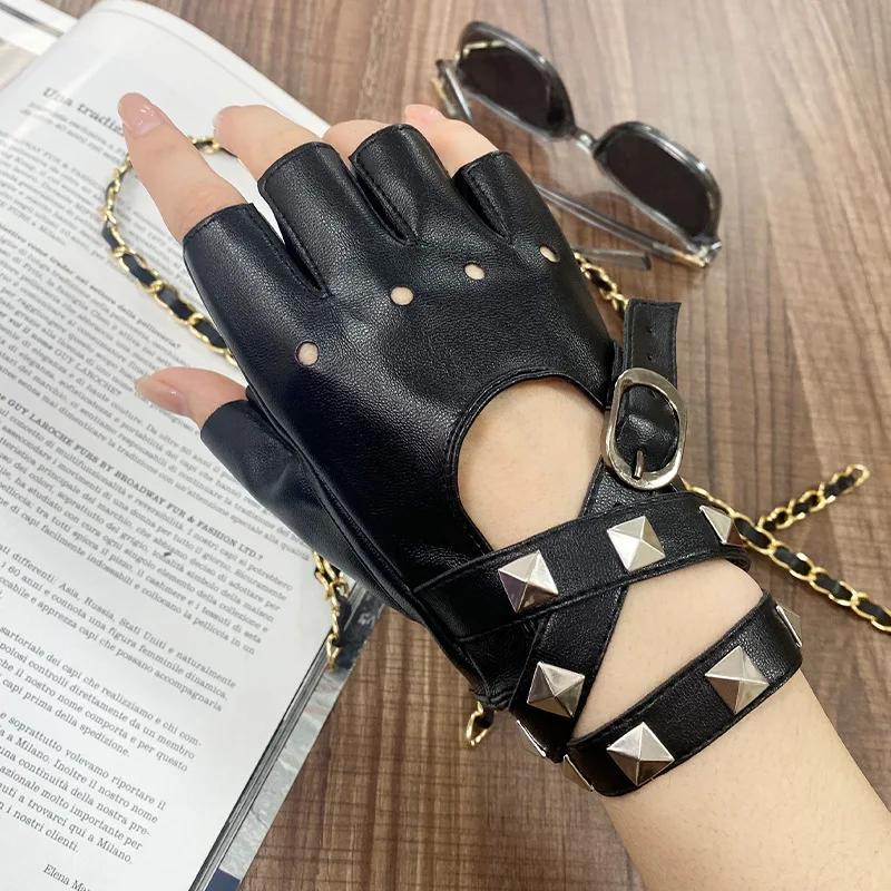 

Women PU Gloves Gothic Rivets Wrapped Wrist Half Finger Gloves Female Dark Cyberpunk Performance Cos Comic Con Secondary Stage