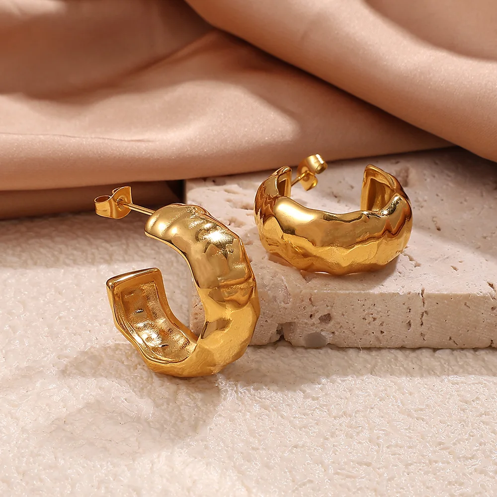 Keen on Pendientes de acero inoxidable con sensación de alta gama con diseño semicircular plisado, joyería de moda