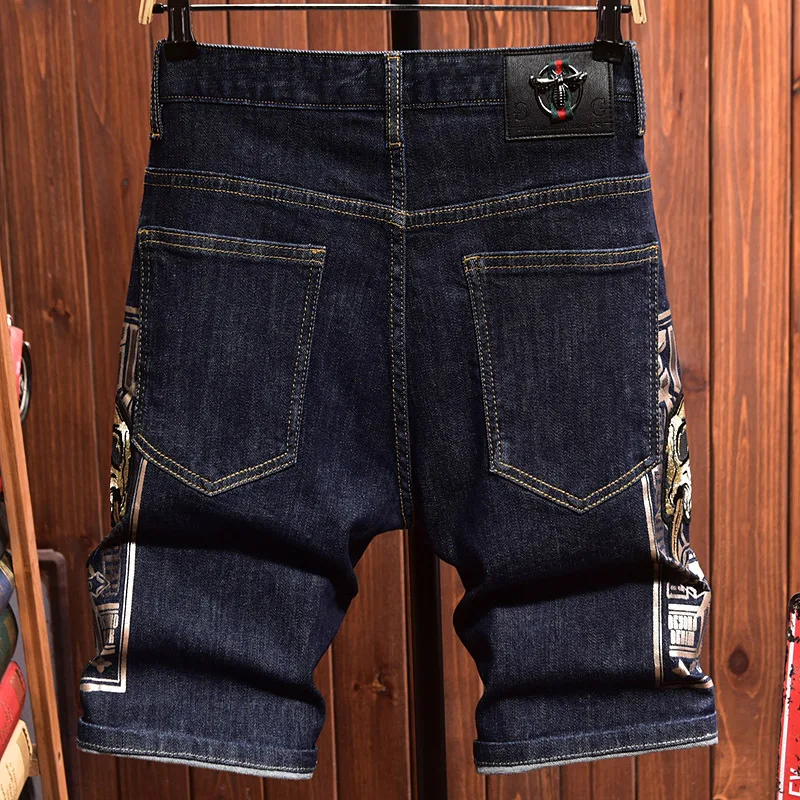 Pantaloncini di jeans sottili estivi alla moda per pantaloni da cavallo con stampa floreale ricamata a tubo dritto alla moda a cinque punti da uomo