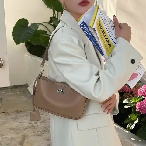 디자인 빈티지 여성 겨드랑이 가방 새로운 유행 다목적 단일 어깨 경사 크로스 통근 핸드백