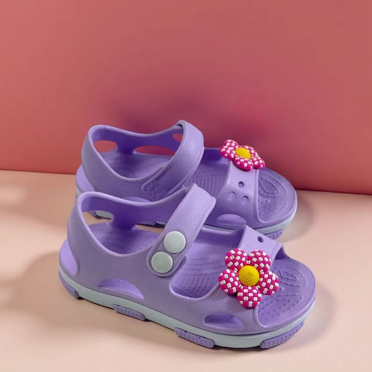 صنادل بناتي لطيفة وعصرية مع مفرغة على شكل زهرة وبطانة مرنة ناعمة