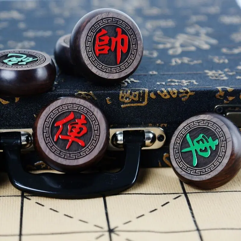 الشطرنج الصيني خشب الأبنوس قطعة خشب الصندل الطبيعي سجل الجلود رقعة الشطرنج خشب متين الشطرنج عالية الجودة صندوق من الجلد دعوى صندوق هدايا كبير