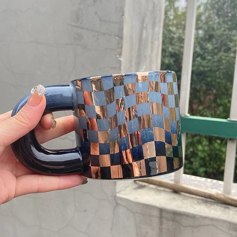 

Ceramic Mug Nordic Gold Checkerboard Grid Tea Cup Creative Big Handle Coffee Mug Home Bar Decoration Drinking Utensils Water Cup