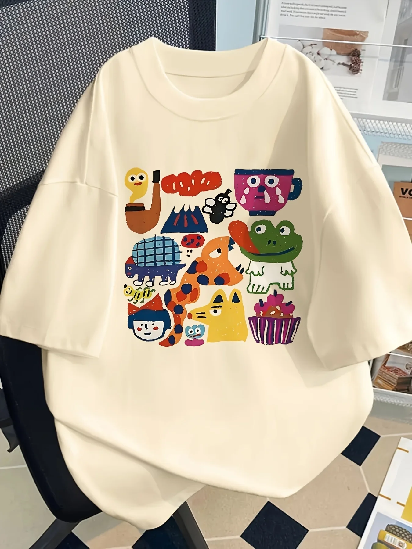 귀여운 만화 크리 에이 티브 그래픽 인쇄 티셔츠 부드러운 여성 만화 낙서 인쇄 티셔츠 장난기 가득한 기발한 디자인 반팔