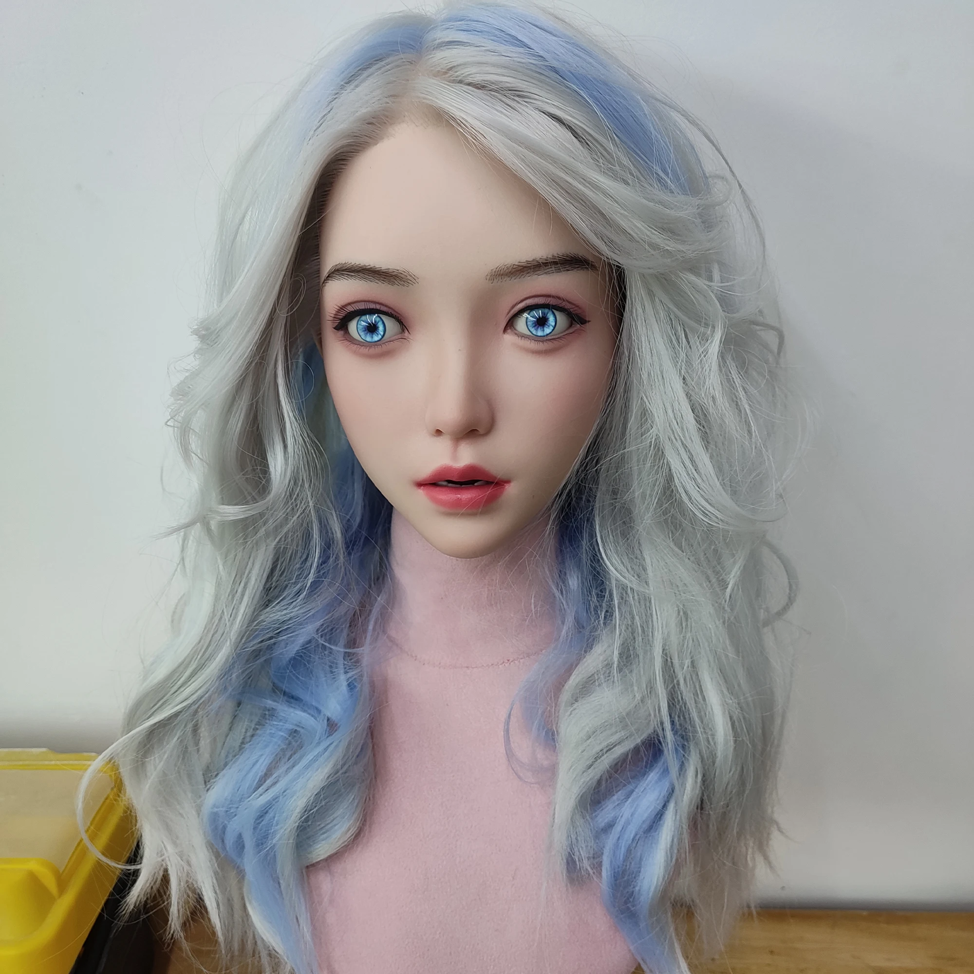 Materiale siliconico, trapianto di capelli artificiali, consistenza della pelle autentica e caratteristiche del viso fini, adatto sia per uomini che per donne