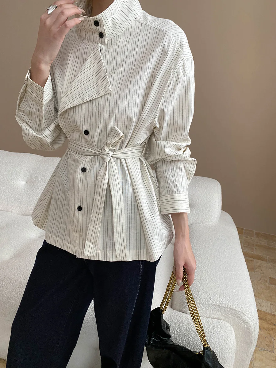 

Highly intelligent two-piece collar and waist cinching design striped commuting shirt