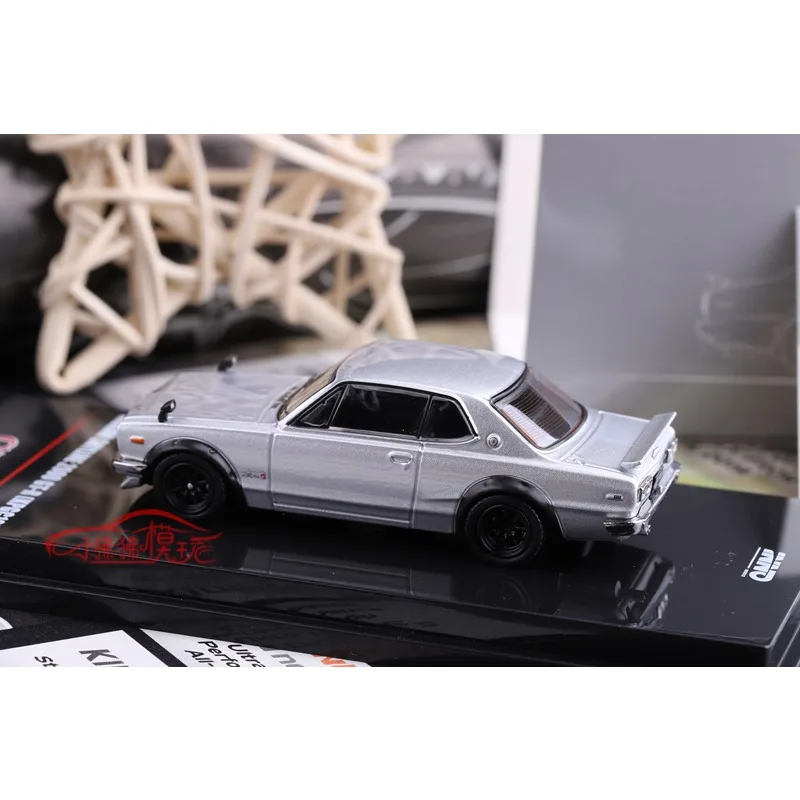 متوفر في المخزون 1:64 Nissan GTR SKYLINE 2000 GT-R KPGC10 نموذج سيارة محاكاة مصنوع من خليط معدني، لعبة للأولاد، زخرفة قابلة للجمع للبالغين.