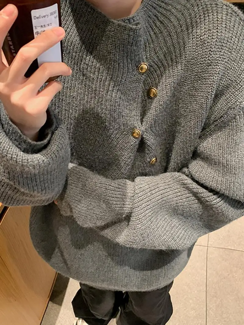 

Серый вязаный свитер для мужчин, зимний, свободного кроя, с пуговицами, в повседневном стиле, с длинным рукавом, полувысоким воротником, модный цвет