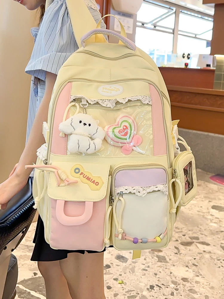 กระเป๋านักเรียนสีบล็อกขนาดใหญ่สำหรับนักเรียนหญิงระดับมัธยมปลาย นักเรียนประถมและมัธยมต้นก็สามารถใช้ได้ด้วย