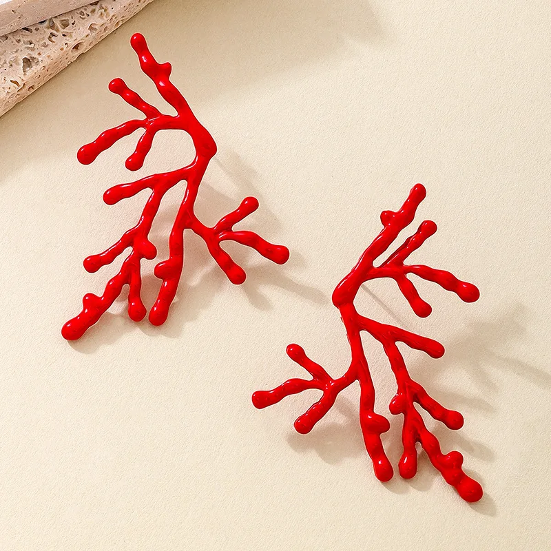 أقراط نسائية جديدة إبداعية أنيقة على الطراز الأوروبي والأمريكي مصنوعة من فرع المرجان الأحمر المعدني وإكسسوارات عصرية ممتعة لمزاد الشارع