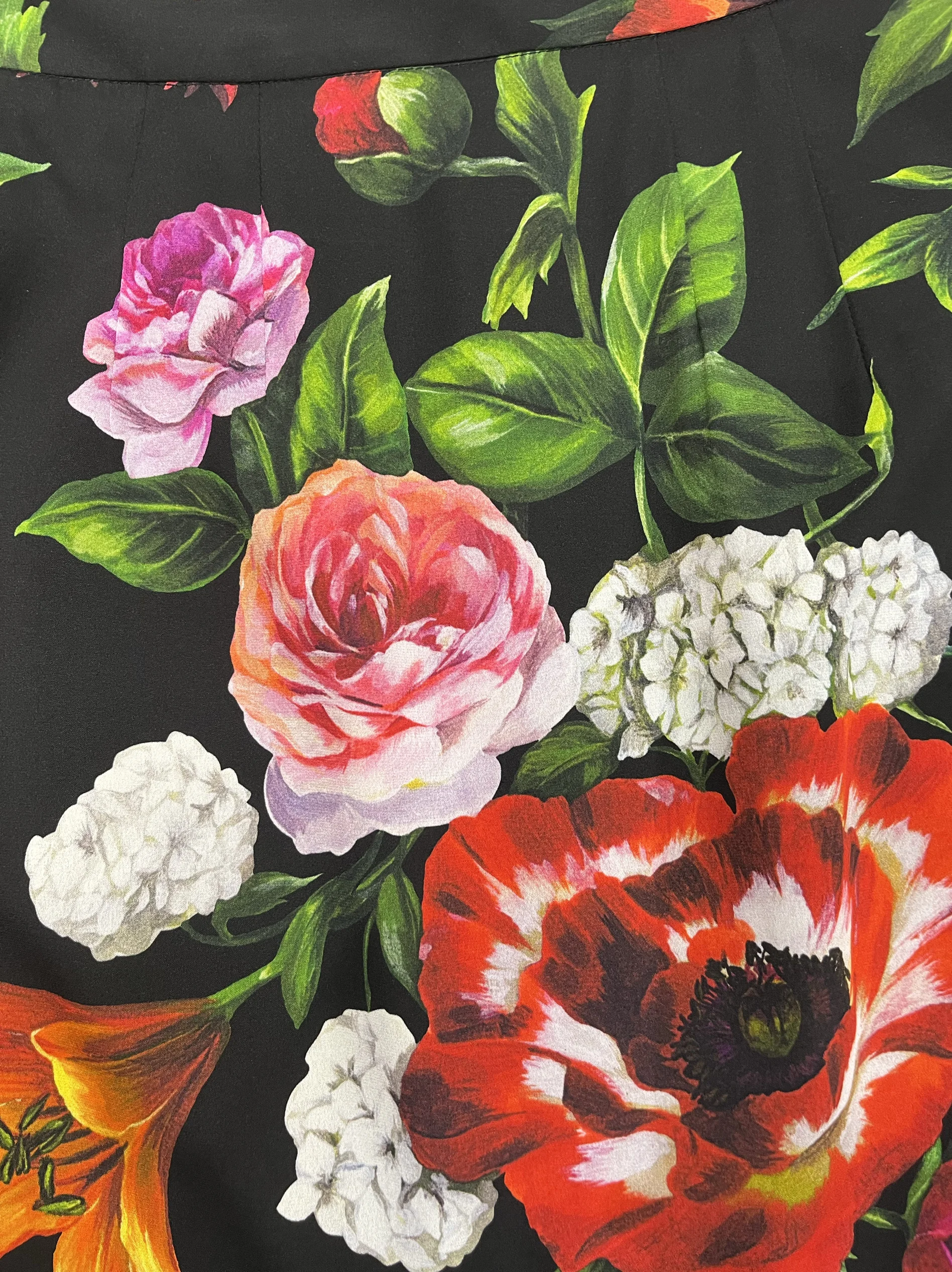 고품질 실크 미디 스커트 블랙 화이트 밴드 큰 빨간 꽃 디자인 9 모미 진짜 실크 패셔너블 스트리트 스타일 스커트