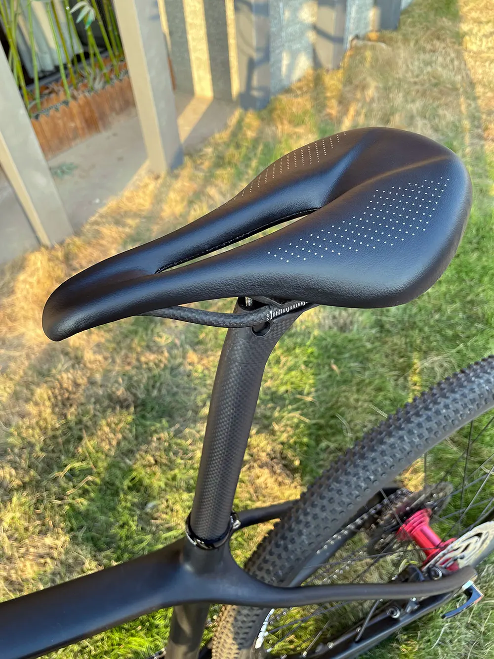 ELITA ONE MTB/Rennrad-Sattel, Kohlefaser, 96 g, weiches Sitzkissen, 240 x 143/155 mm – Detail 1