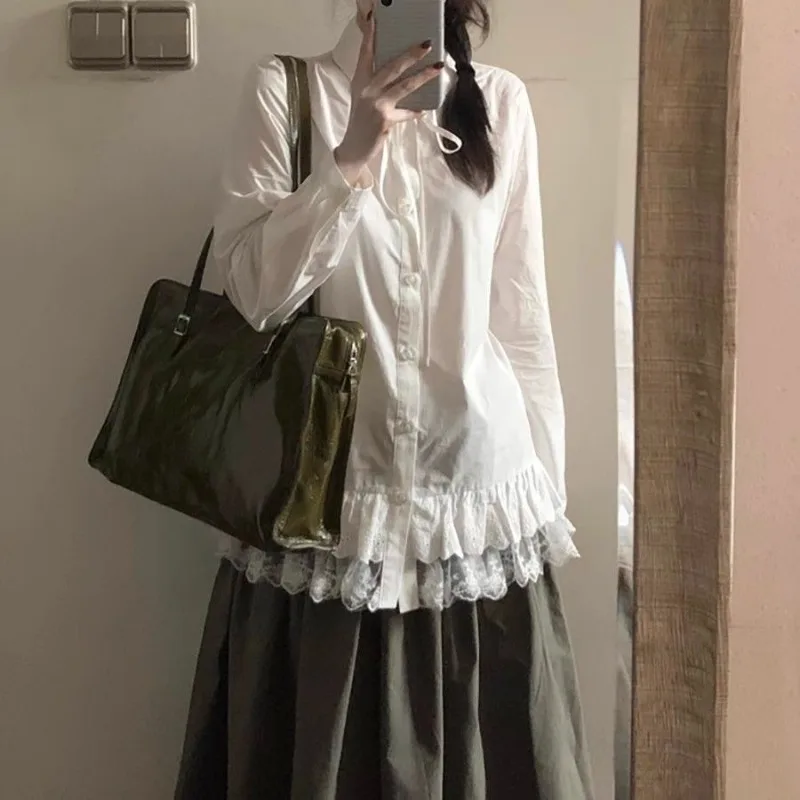 Kimotimo, camisa blanca de encaje empalmado para mujer, primavera 2025, corbata de solapa, Tops holgados de un solo pecho para mujer, blusa dulce de estilo pijo Coreano