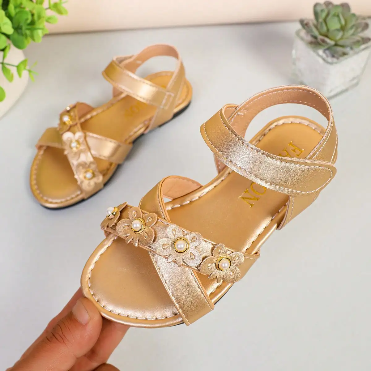 Little Girls Floral Strap Sandals 2026 New Summer Kids Metallic Beach Sandals Non-slip Simple Outdoor Vacation Flats Daily Wear
