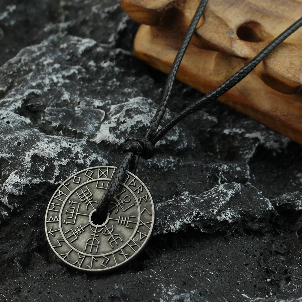 Mens Vintage Viking Rune Compass Pendant Necklace High Quality Metal Pagan Amulet for Men Accessories Necklace