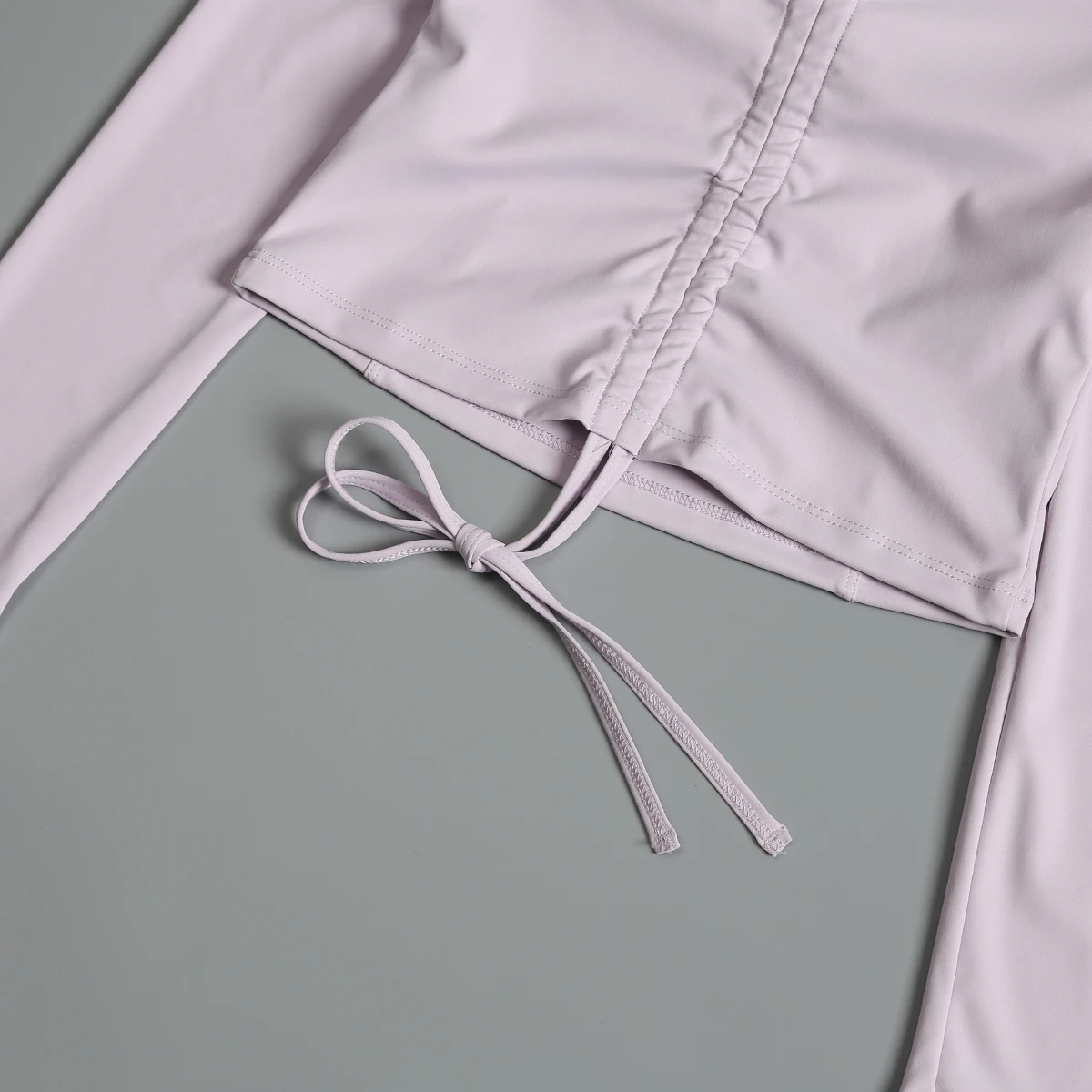 ملابس اليوغا للنساء مع وسادة صدر بقصة ضيقة وأكمام طويلة رياضية جميلة وظهر مثير برباط مطوي للجري