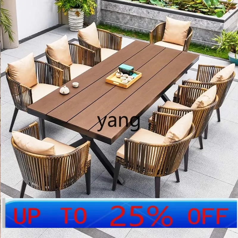 

Комплект садовой мебели LHH: плетеные кресла из ротанга и деревянный стол для террасы, двора или виллы