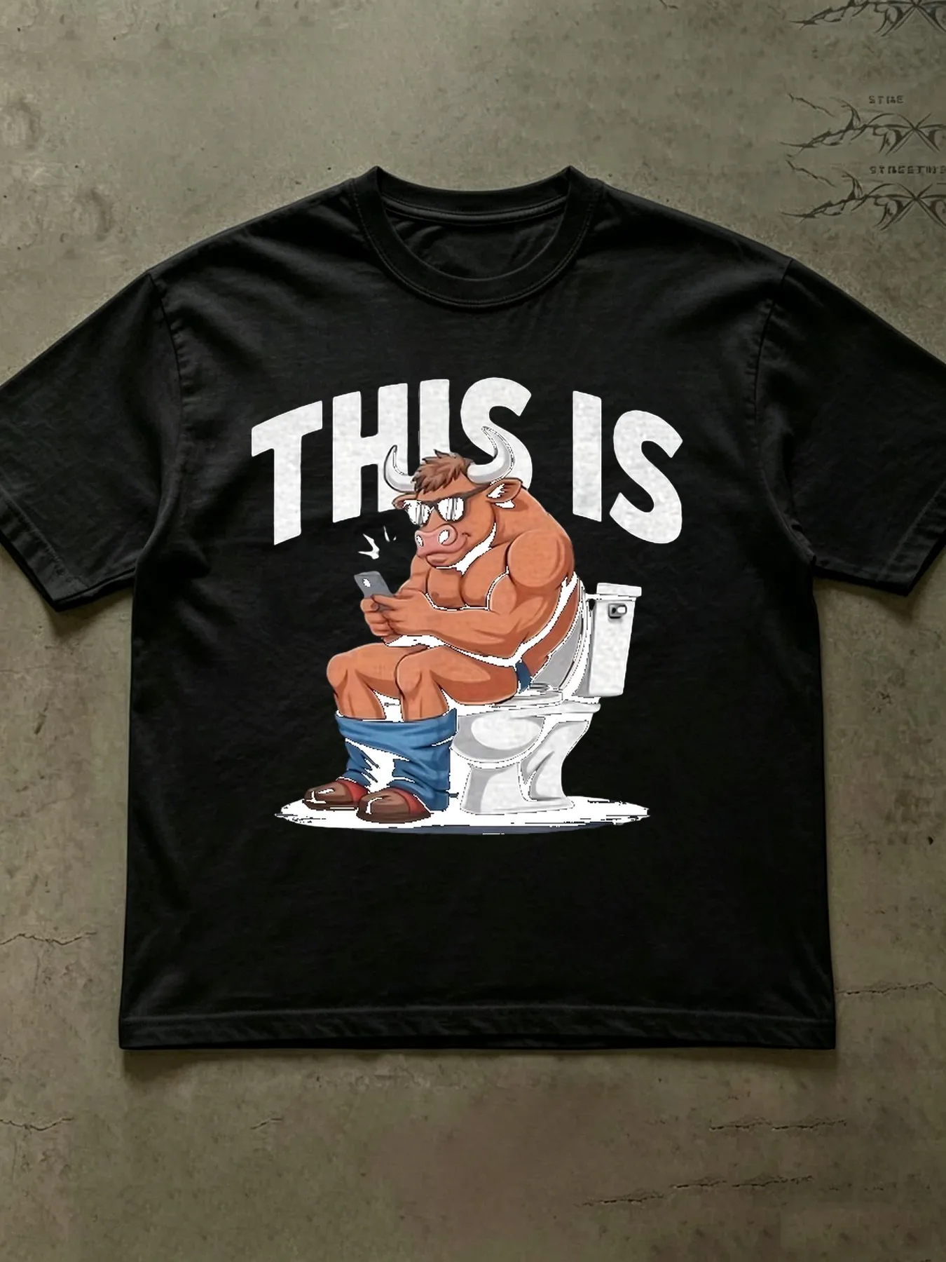Fun Satirical Bull Toilet Pattern T-shirt - Retro Humorous Bull Design, Breathable Short Sleeve Round Neck T-shirt