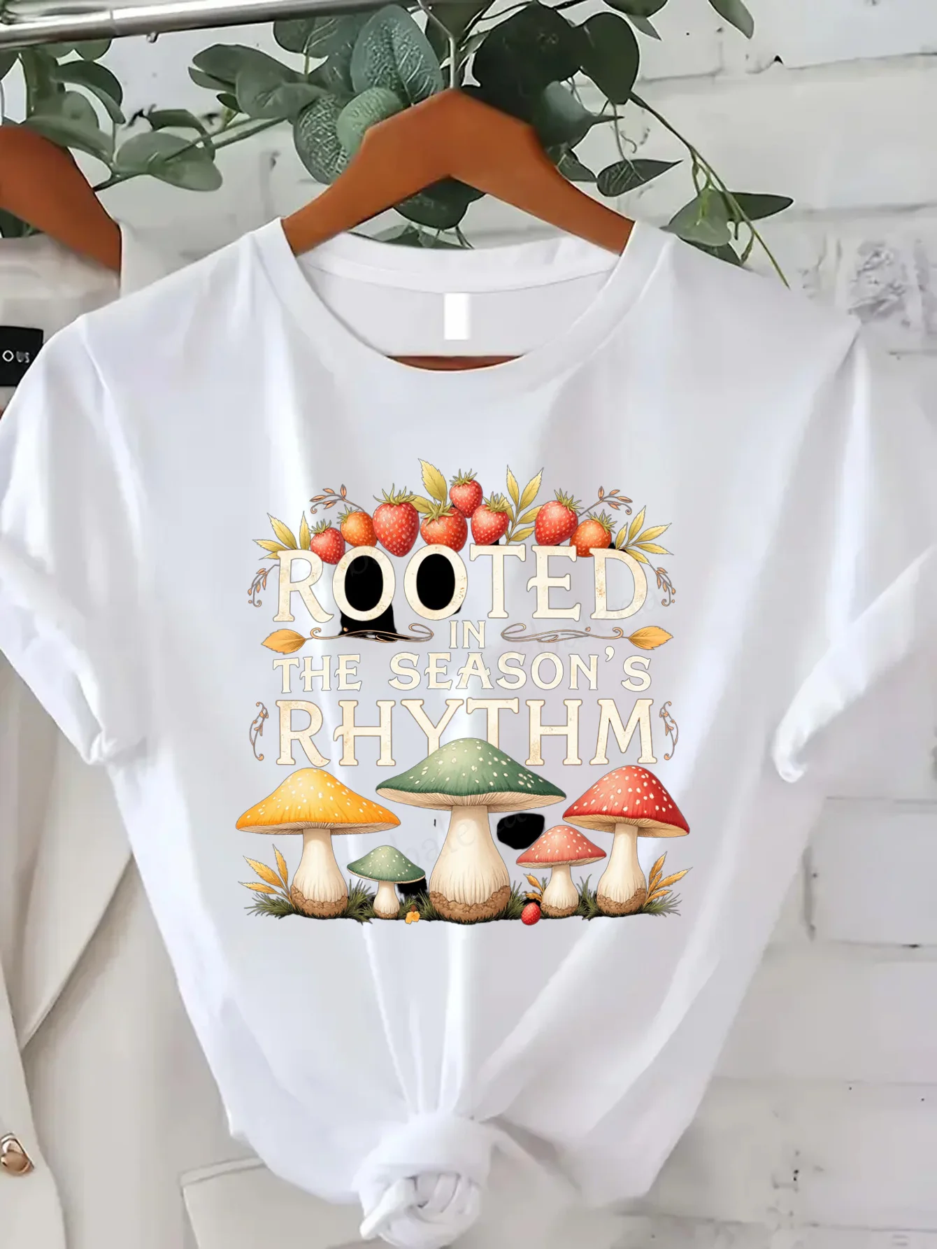 

Удобная женская футболка с принтом «Укорененная сезонная футболка с грибами и клубникой»