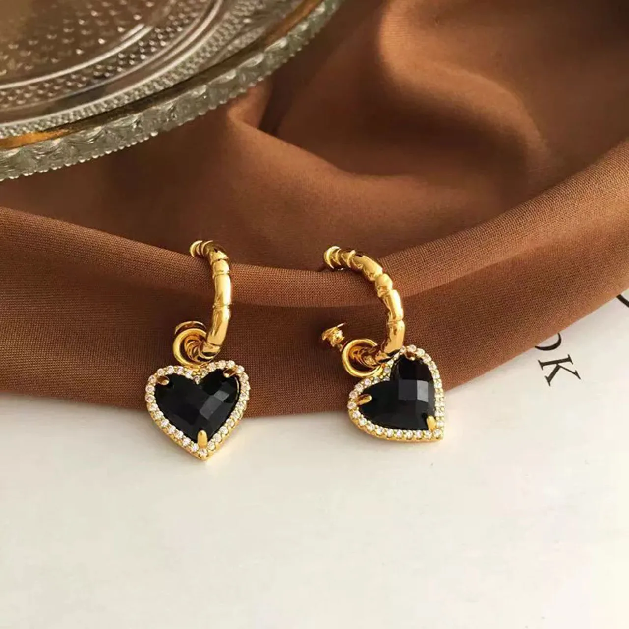 

Elegant Vintage Heart-Shaped Pendant Earrings Fashionable Unique Design Suitable for Ladies Daily Matching