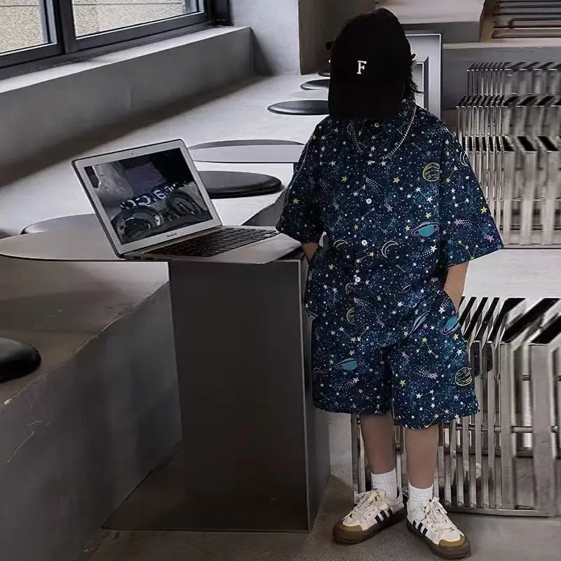 

Летняя мода для маленьких мальчиков, звездно-синее пальто с короткими рукавами + шорты, детский комплект из 2 предметов, повседневная спортивная одежда, уличная одежда, красивые костюмы