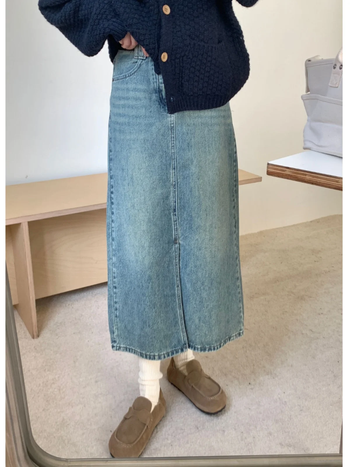 

Джинсовая юбка прямого кроя средней длины с высокой талией для женщин, весна 2024, новая модель с поясом, однотонная, для повседневной носки, простая и элегантная