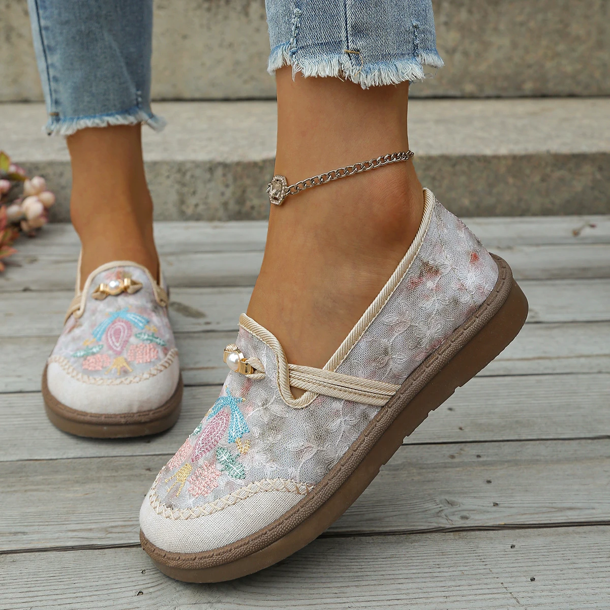 

Ladies shoes 2026 flat-bottomed embroidered shoes for ladies. Soft, comfortable, attractive and non-sore to the feet