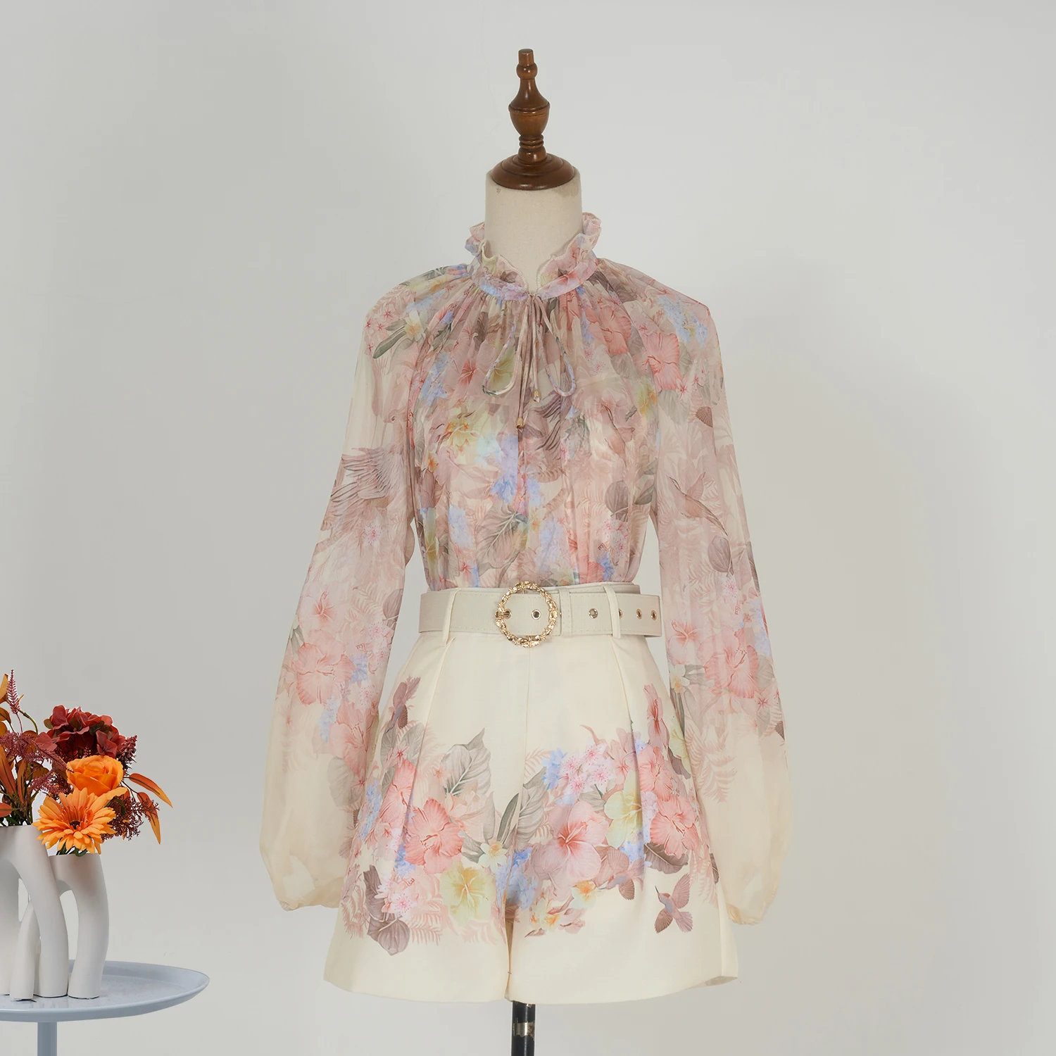 

Новое поступление весны 2024, комплект из хлопковых и льняных брюк с шифоновым топом с цветочным принтом и подтяжками, высококачественная работа с сенсорными деталями