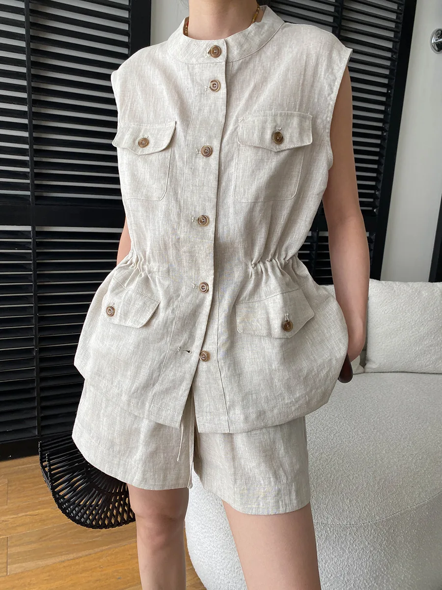 Sommerliches Damen-Set: Lässige, einfarbige Weste mit Stehkragen und Shorts mit Kordelzug – Detail 6