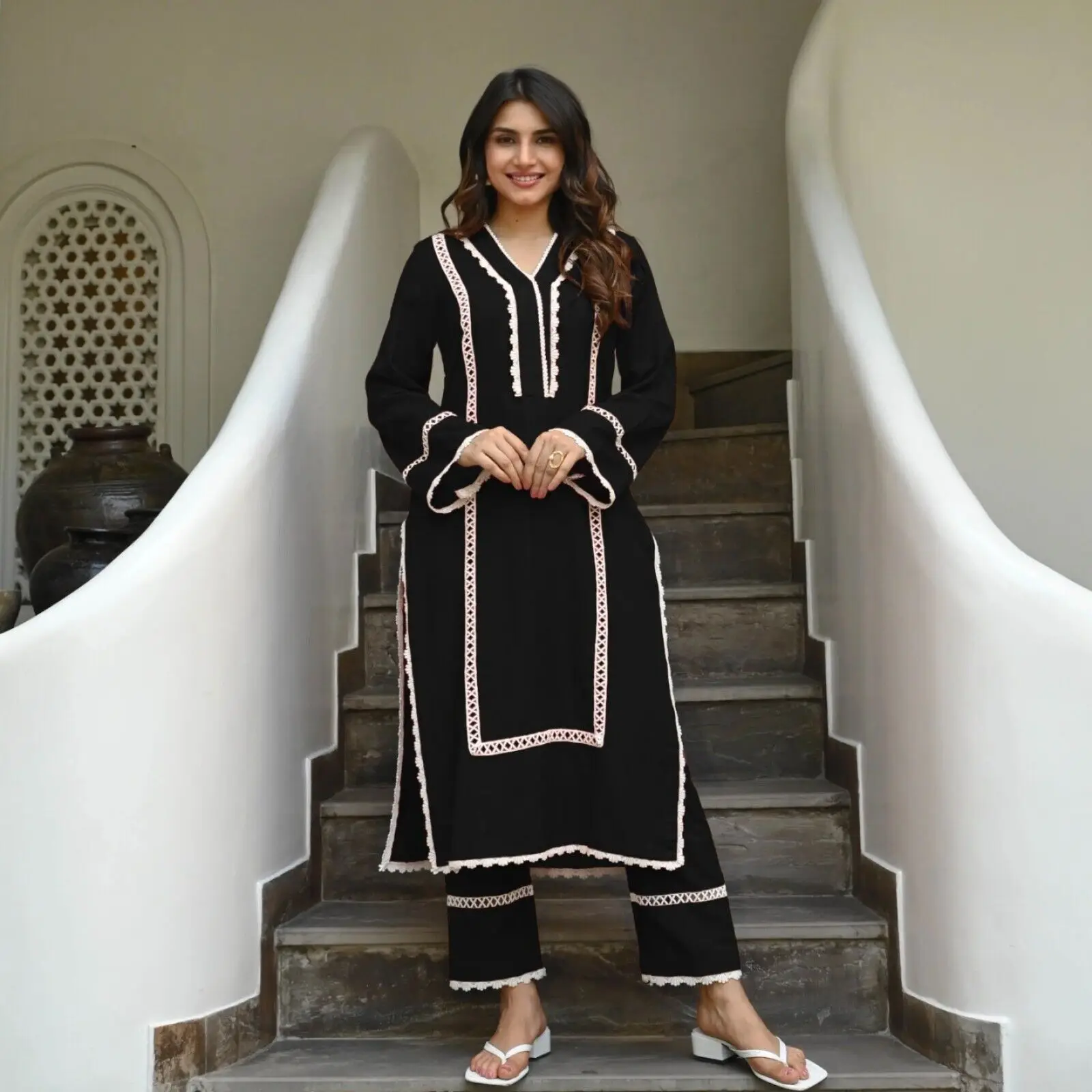 

Женский брючный костюм Kurti, красивая фотография