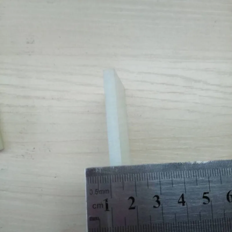 LNB円偏波と線偏波の間の変換用誘電体プレート