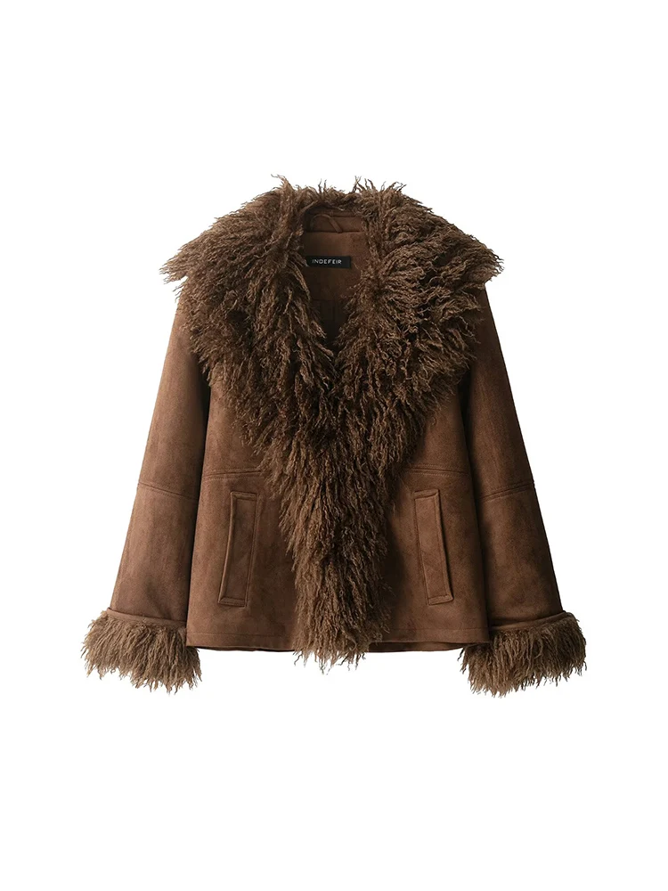 سترة نسائية جديدة على الطراز الأوروبي عصرية ومتعددة الاستخدامات ذات لون سادة وتأثير من الفرو الصناعي وأكمام طويلة.