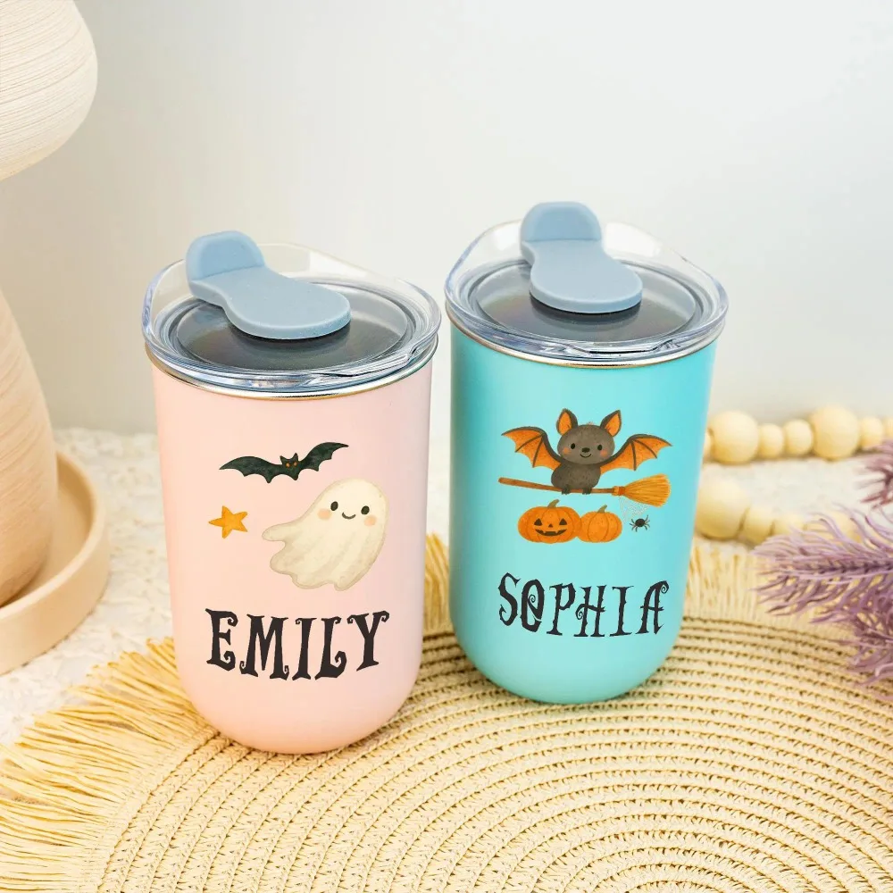Personalisierter Halloween-Trinkbecher für Kinder mit Namen, niedlicher Geister-Fledermaus-Druck, aus Edelstahl, mit auslaufsicherem Klappdeckel, wiederverwendbarer Reisebecher.