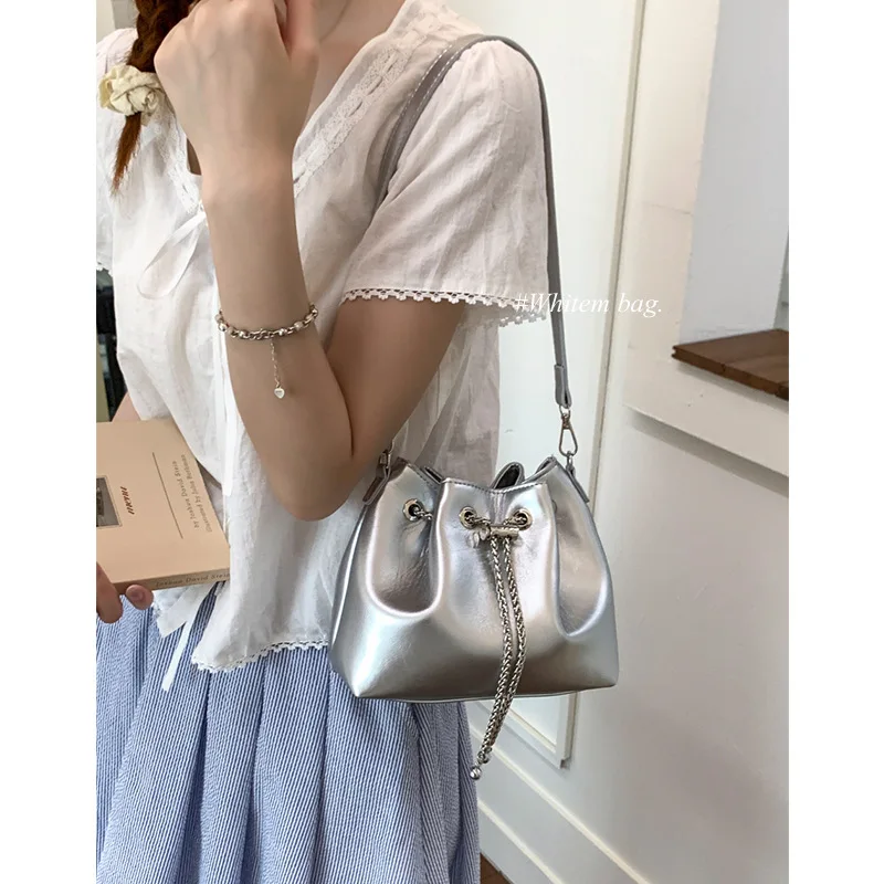 

​ ​ Сумка-ведро с повышенной цепочкой из нержавеющей стали 2025 года, роскошная сумка через плечо Wmn Трендовая необходимая сумка на плечо, универсальная ​ ​