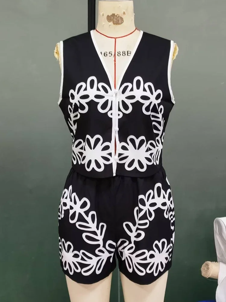 Rompi Kerah V Gambar Cetak Bergaya Tren Liburan Musim Panas 2025 + Celana Pendek Setelan Dua Potong Set Pendek Wanita Kantor Ramping Kasual Musim Panas Baru