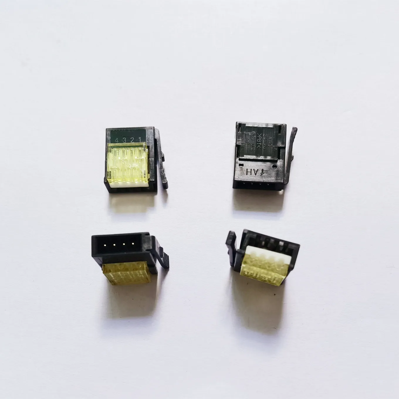 

Original new 100% small clip connector 37104-3122-000FL 4-core 37X04 male connector yellow