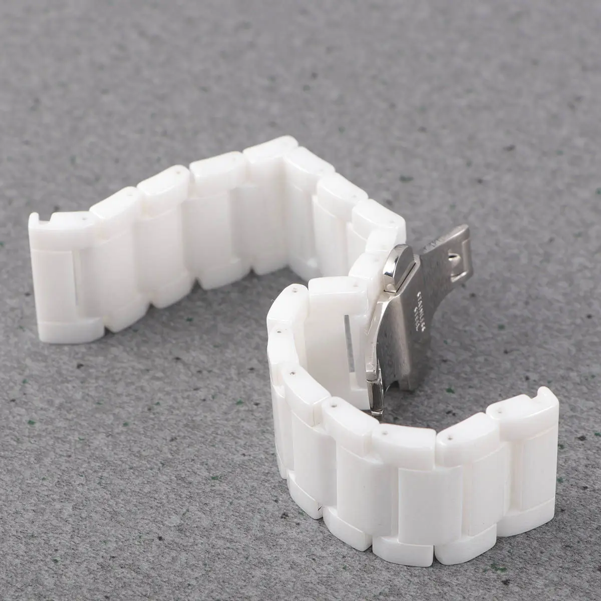 

Элегантный белый керамический ремешок для часов, премиальное качество изготовления, прочные звенья, яркая цветовая гамма, устойчивость к царапинам, глянцевая поверхность, современный дизайн.