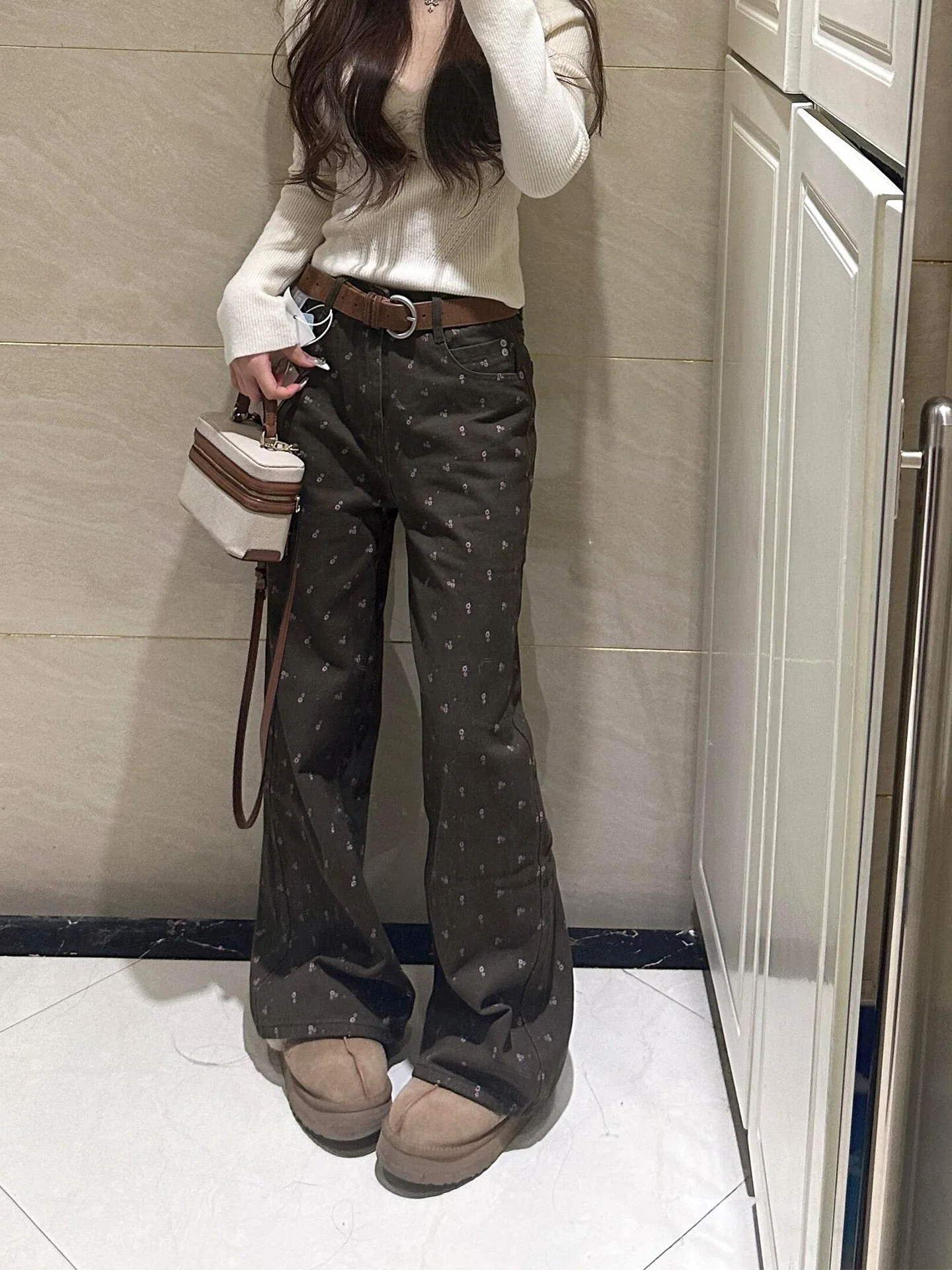 

Женские джинсы с высокой талией, широкими штанинами и цветочным принтом, в расслабленном стиле, летние, новые, прямые, стройнящие, в пол, цвет какао-коричневый