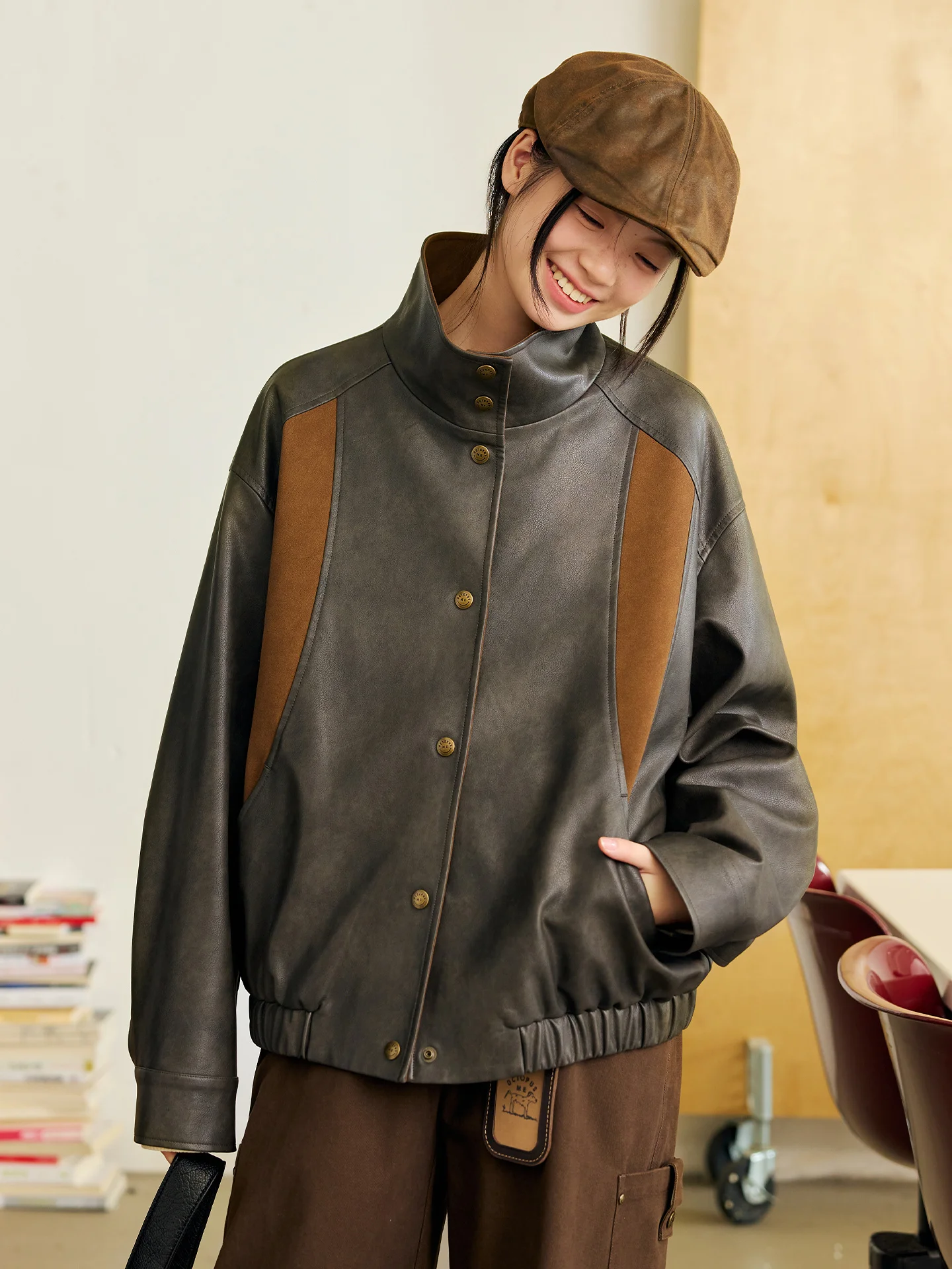 Octopusme 早春ヴィンテージデザインスエードジャケットスタンドカラールーズスプライシングレザーコートレディースファッションレトロスタイル長袖