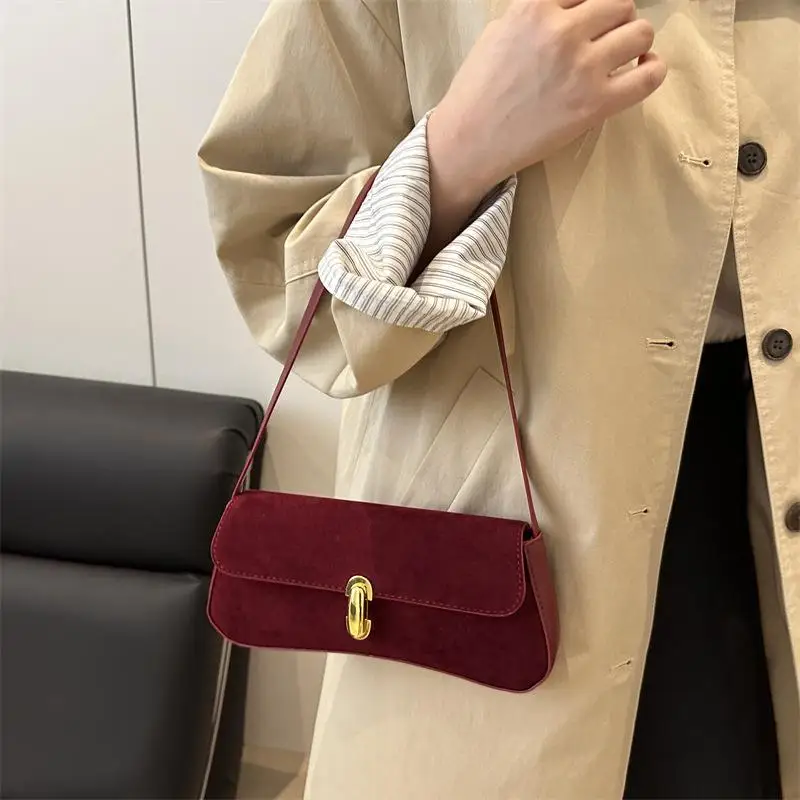 حقائب كتف كلاسيكية من جلد الغزال الصناعي للنساء قفل الديكور حقيبة صغيرة تحت الإبط أكياس وسادة عصرية متعددة الاستخدامات