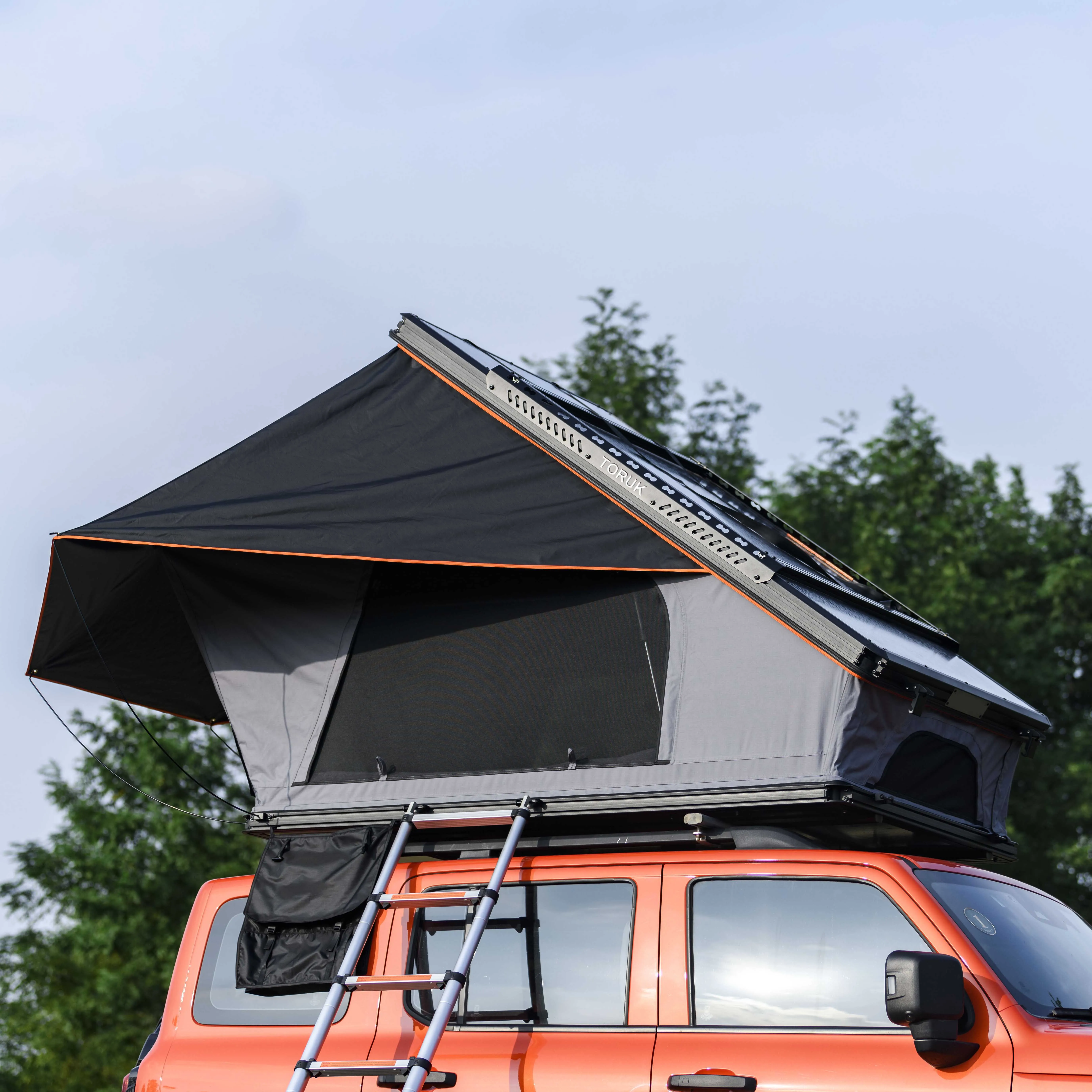 Outdoor Automatic Waterproof Aluminum Hard Shell Car Roof Top Tent Folding Camping For Truck SUV 4-Person Capacity