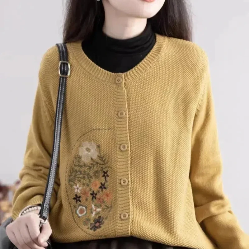 French Retro Loose Autumn Winter Women\'s 2024 Patchwork O-Neck Button Knit Simple Fashion Embroidered Sweater Long Sleeved Top