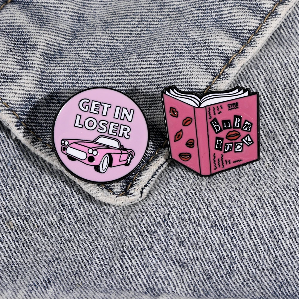 Burn Book Mean Girls Plastics Rumors Gossip Broches de comedia Get In Loser Car Broches redondos esmaltados