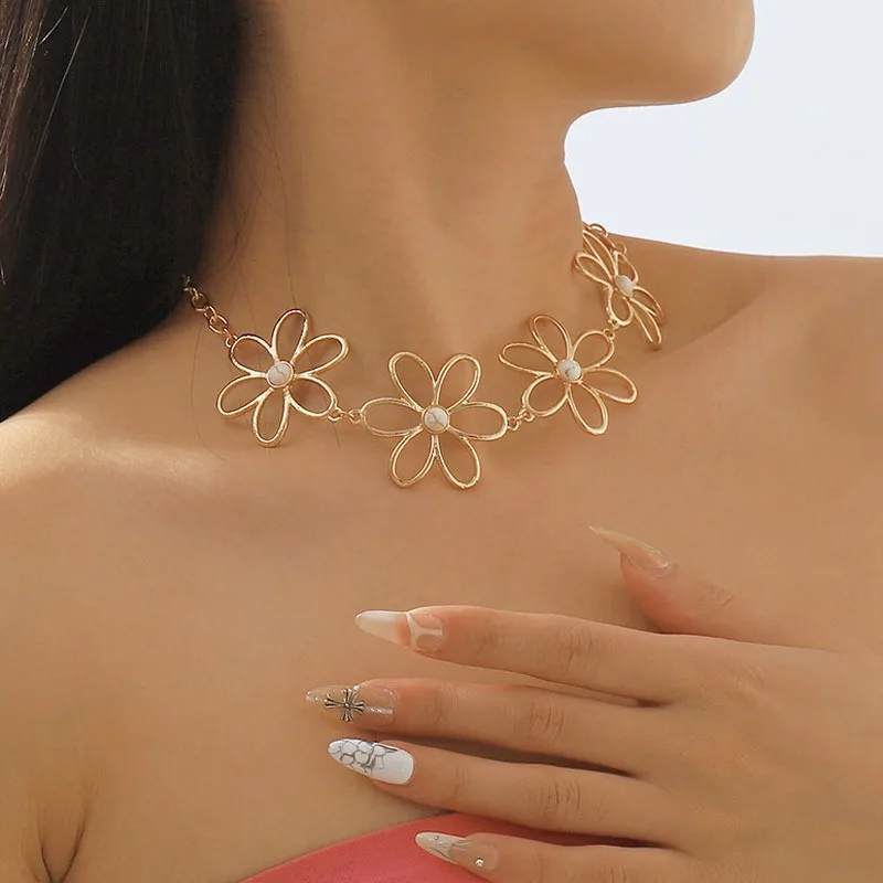 Golden Hollow Flower Designer Necklace for Women Fashion Wedding Party Flower Jewelry Fashion Accessories for Ladies Neck 2023