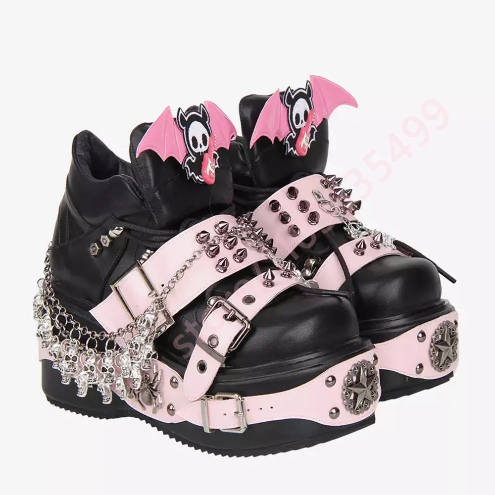 Botines de plataforma con contraste en negro y rosa para mujer, con decoración de calavera de murciélago, pinchos, arañas, hebillas y cadenas, estilo gótico Y2K punk, con tacón de cuña alto