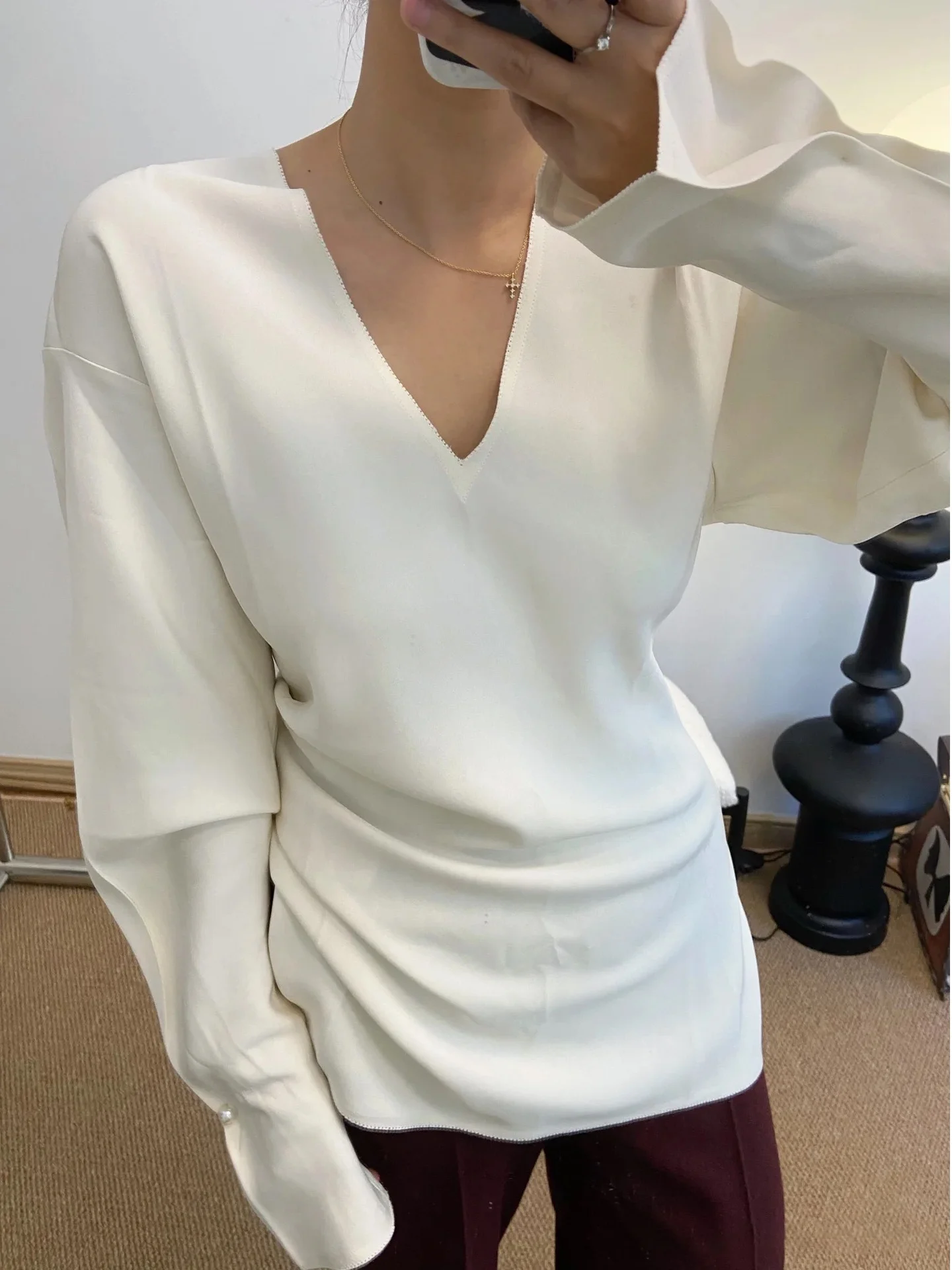 

Элегантный приталенный топ с жемпетным рукавом-колокол, жемпетным воротником-стойкой, разрезом на талии и застежкой на жемпетные пуговицы, универсальный и стильный