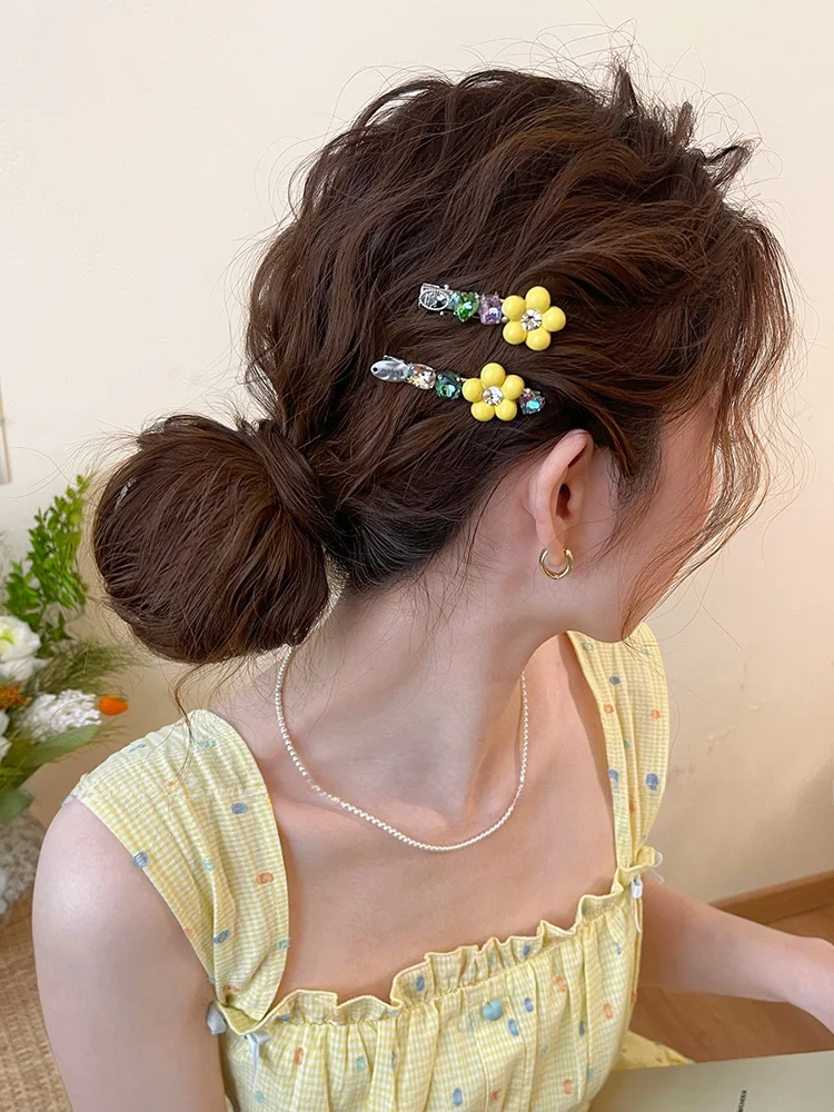 presilha-de-cabelo-feminina-edicao-limitada-primavera-com-flor-amarela-e-diamantes-presilha-lateral-para-franja-novo-2026