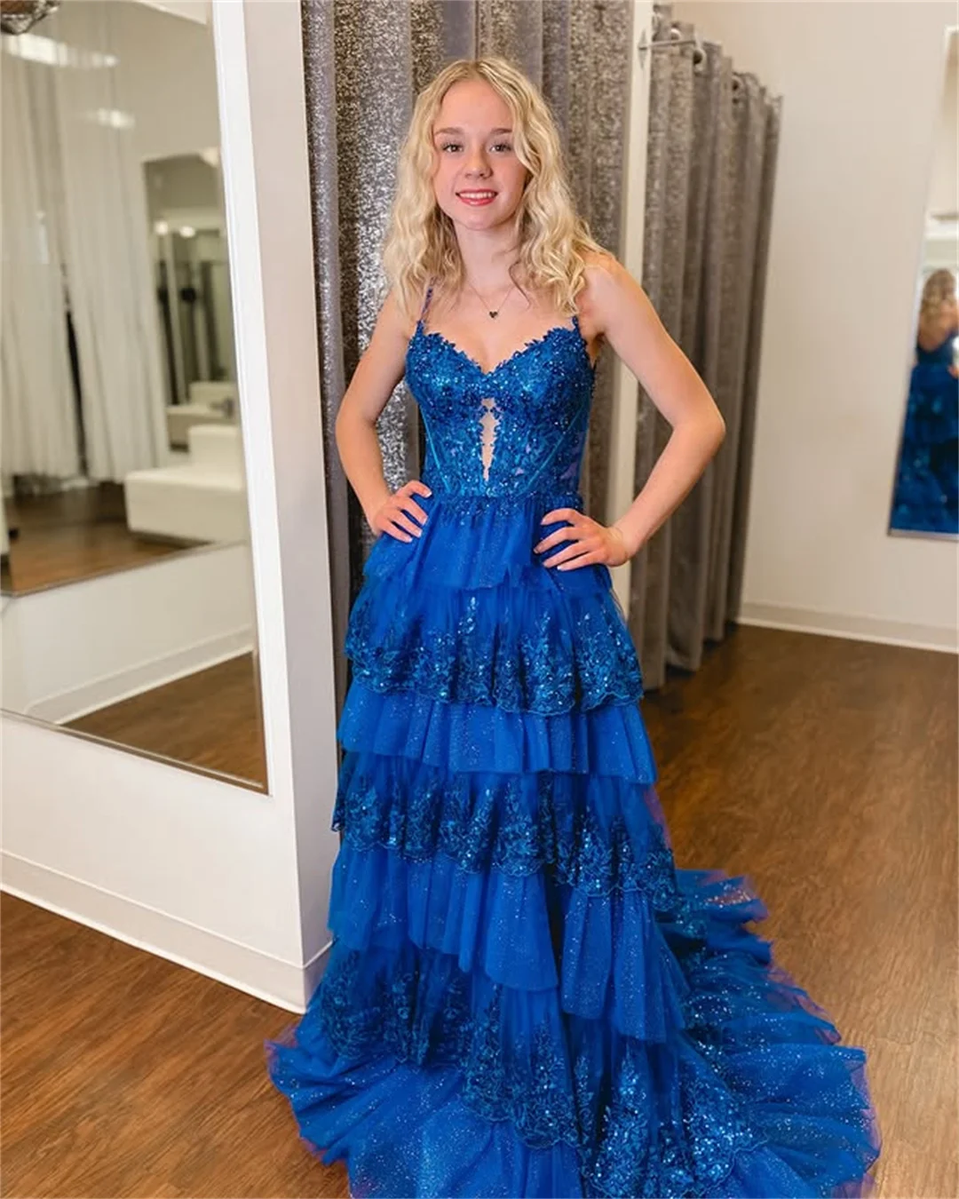 ゴージャスなスパゲッティストラップティアードレースプロムドレスグリッターアップリケスパンコールフリルハイスリットイブニングドレス高級パーティードレス