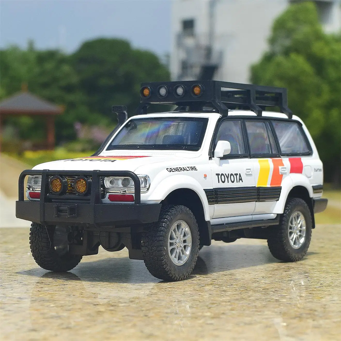 

Модель внедорожника Toyota Land Cruiser 80, имитация, литая под давлением, со звуком и светом, инерционная машинка, масштаб 1:24, коллекционная модель из сплава