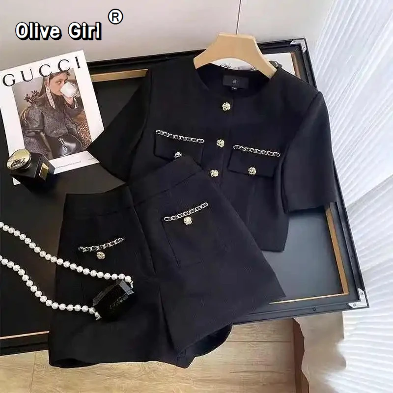 

Модный офисный костюм Olivegirl для женщин: твидовый комплект с топом на одной пуговице и облегающими шортами, летний, с цепочкой, элегантный комплект